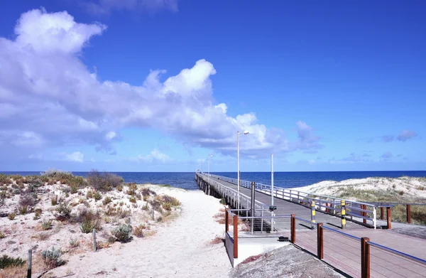 Jetty através de Sandy Beach e em Blue Ocean — Fotografia de Stock