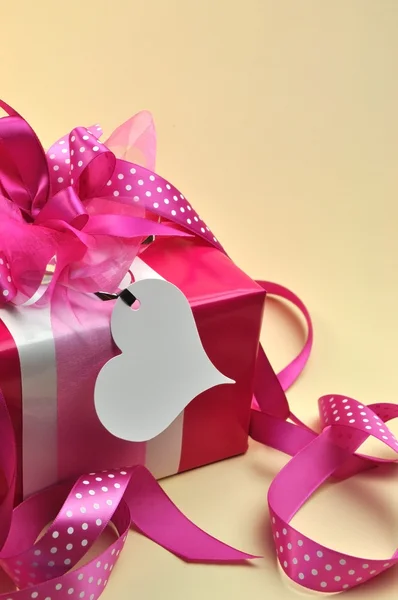 粉红色的礼物包裹在波尔卡圆点剪彩 (垂直) — 图库照片