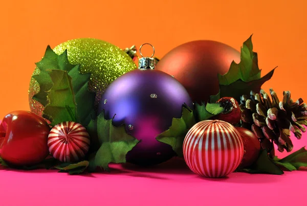 Ornements colorés de boule de Noël — Photo