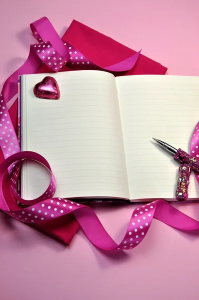 書くか、または計画してリボン付けピンクの日記 — ストック写真