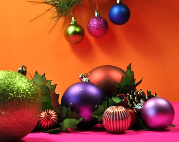 Ljusa färgade festliga julgranskulor. — Stockfoto