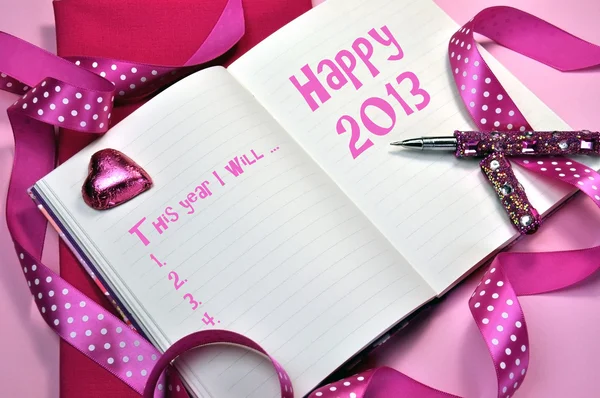 Šťastný nový rok 2013 usnesení růžový diář — Stock fotografie
