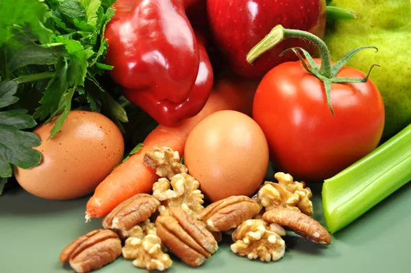 Comida saludable - Frutas, frutos secos, verduras y huevos Primer plano —  Fotos de Stock