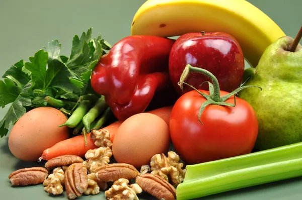 Alimentación saludable - Frutas, frutos secos, verduras y huevos —  Fotos de Stock