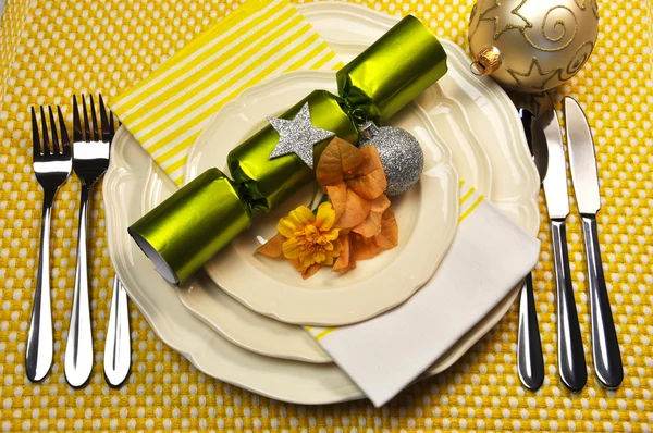Gelber Weihnachtstisch auf gingham tablemat — Stockfoto