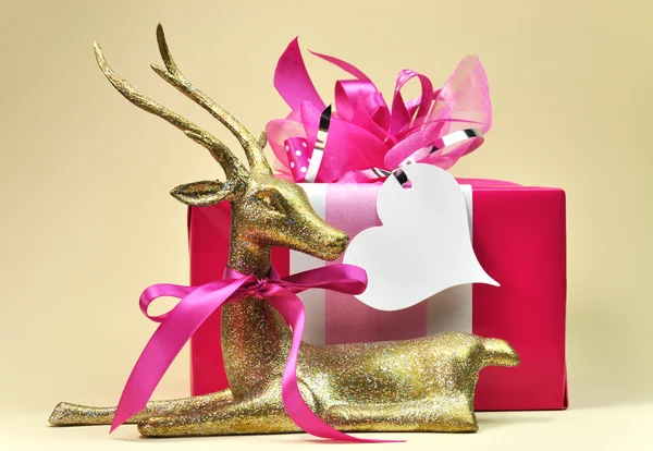 Presente de Natal rosa com renas em fundo branco creme — Fotografia de Stock