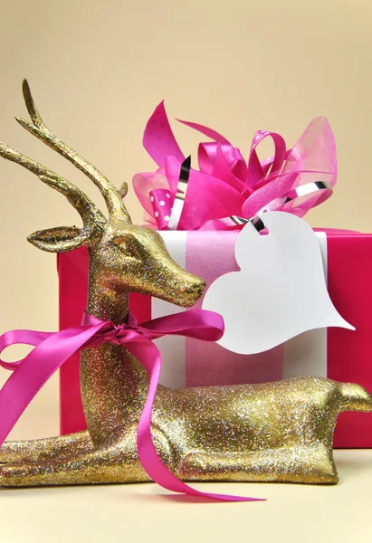 粉红色的圣诞驯鹿奶油在白色背景上的本礼物 — 图库照片