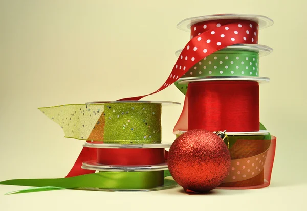 Rot und grün festliches Band Geschenkverpackung mit Christbaumkugel — Stockfoto