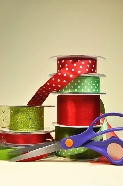Czerwony & zielony uroczysty wstążka pakowania prezentów z nożyczkami (pionowe) — Zdjęcie stockowe