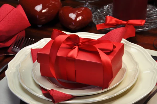 Romantische Valentine-Tischdekoration mit Geschenk-Nahaufnahme — Stockfoto