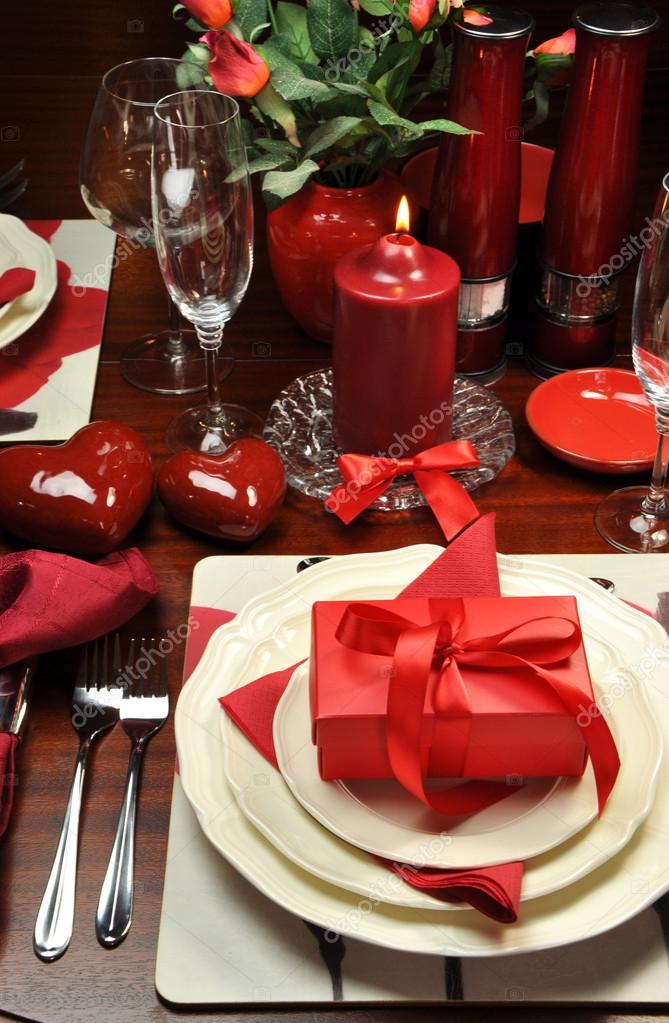 Romantic Valentine Dinner Table Setting (vertical) — Stock Photo