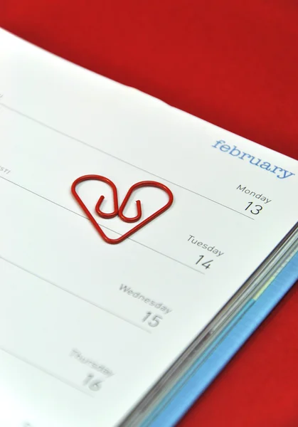 Ημέρα του Αγίου Βαλεντίνου με κόκκινο καρδιά συνδετήρα στην εφημερίδα ημερολόγιο (κάθετα) — Φωτογραφία Αρχείου