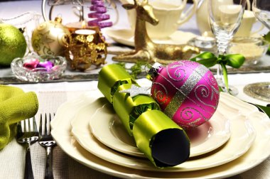 yeşil ve pembe neşeli Noel tablo ayarı closeup kireç