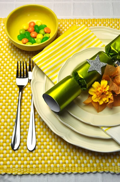 Gelbe festliche weihnachtliche Tischdekoration Nahaufnahme — Stockfoto