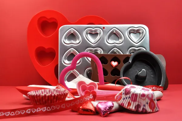Dag van de Valentijnskaart koken en bakken dienbladen en accessoires — Stockfoto