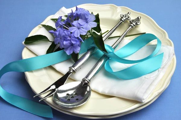 Blått tema matbord miljö med silverbestick — Stockfoto