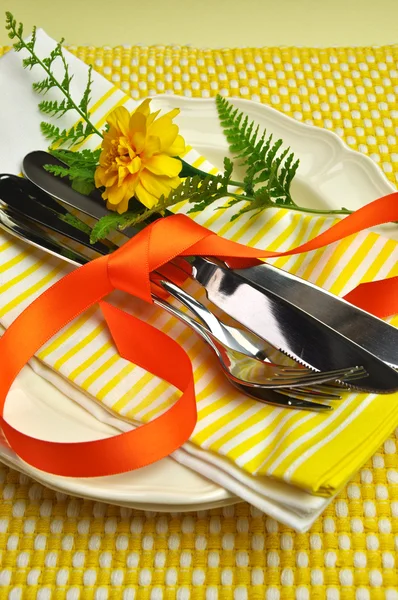 Tavolo da pranzo a tema giallo con posate in argento (verticale ) — Foto Stock