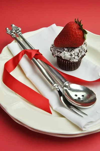 Tema rojo mesa de comedor con cubiertos de plata (vertical ) —  Fotos de Stock