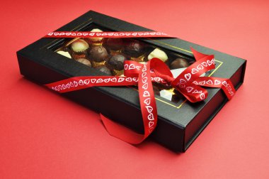 Sevgiliye romantik kapalı kutu çikolata.