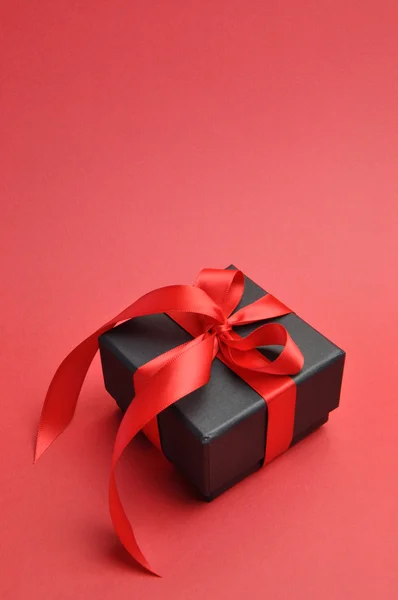 Krásné červené a černé Valentýnský dárek (vertikální portrét) — Stock fotografie