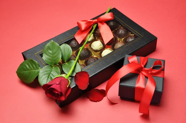 Valentinstagsgeschenke - Pralinen, rote Rose und Geschenk — Stockfoto