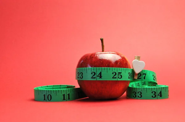 Neujahrsauflösungsziel Gewichtsverlust Konzept. mit rotem Hintergrund — Stockfoto