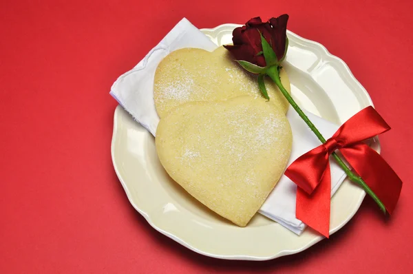 Kształt serca Walentynki shortbread cookies z czerwona róża — Zdjęcie stockowe