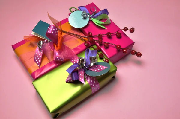 핑크 테마 밝은 색상 축제 선물. — 스톡 사진