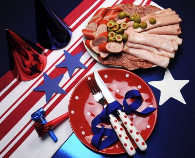 Futbol partisi tablosu ile parti yemek tabağı