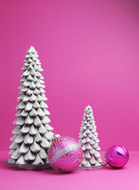 beyaz Noel ağaçları ve pembe baubles şenlikli tatil natürmort