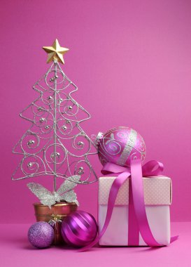 pembe Tema Noel ağacı, hediye ve baubles şenlikli tatil natürmort.