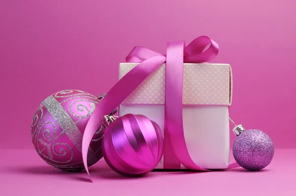 Roze thema kerstboom, cadeau en kerstballen feestelijke vakantie stilleven. — Stockfoto