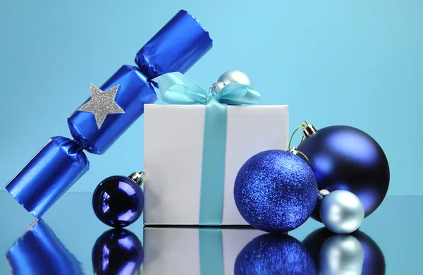 Blauw thema kerstboom, cadeau en kerstballen feestelijke vakantie stilleven. — Stockfoto