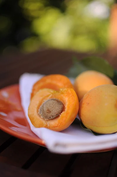 Свежие абрикосы на тарелке крупным планом — стоковое фото
