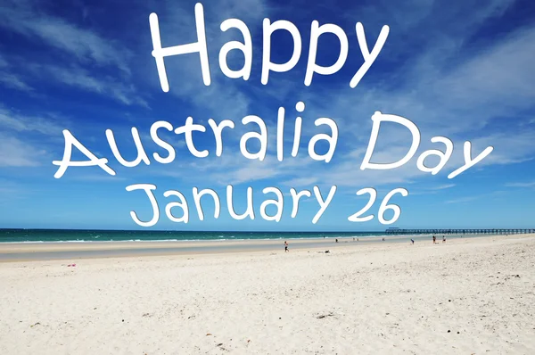 "Feliz Dia da Austrália 26 de janeiro "mensagem escrita sobre praia de areia branca australiana . — Fotografia de Stock