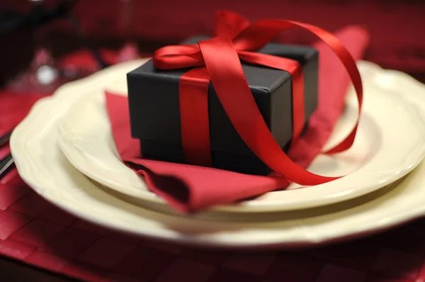Close-up van zwarte doos gift op romantisch Valentijn tabel instelling. — Stockfoto