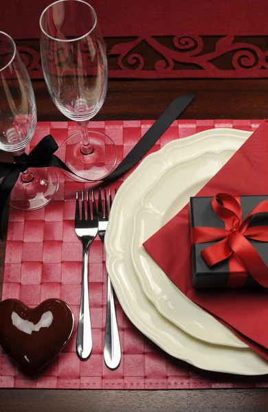 Formal Valentine dinner table setting for one with champagne glasses gift — Stock Photo, Image