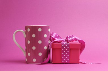 Pretty pink polka dot kahve kupa ve pembe hediye