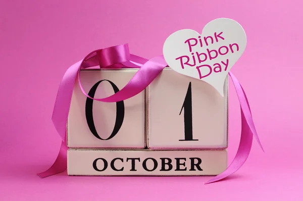 1 de octubre, Día de la Cinta Rosa, con decoraciones de cinta rosa —  Fotos de Stock