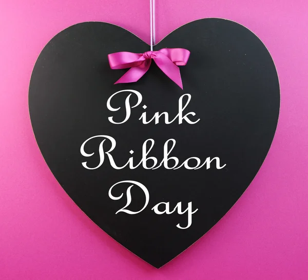 "Pink Ribbon Day "mensaje escrito en una pizarra en forma de corazón — Foto de Stock