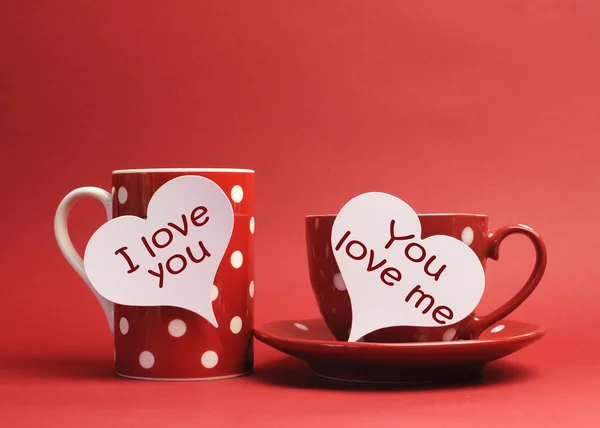 Buon San Valentino "Ti amo" e "Mi ami" messaggi sui segni del cuore sulla tazza rossa a pois e sulla tazza . — Foto Stock