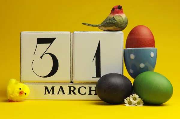 Paskalya Pazar, Mart 31, blok takvim kaydetmek tarihi ile renkli Paskalya yumurtaları — Stok fotoğraf