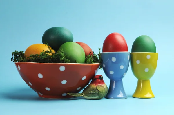 Glückliches Osterstillleben mit bunten Eiern auf blauem Hintergrund. — Stockfoto