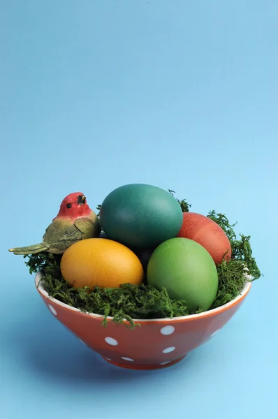Счастливая Пасха натюрморт с красочными яйцами на голубом фоне . — стоковое фото