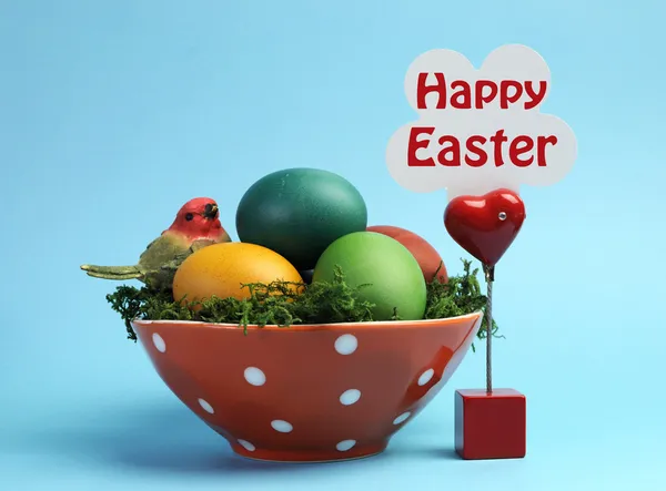 Feliz Pascua naturaleza muerta con huevos de colores sobre fondo azul . — Foto de Stock