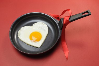 Kırmızı Tema Sevgililer günü kahvaltı ile kalp şekli yumurta