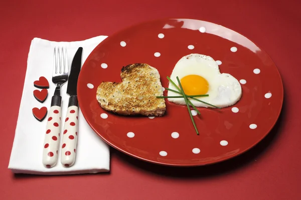 Rotes Thema Valentin-Frühstück mit herzförmigem Ei und Toast mit Liebesherzen — Stockfoto