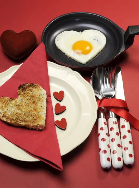 Rotes Thema Valentin-Frühstück mit herzförmigem Ei und Toast mit Liebesherzen — Stockfoto