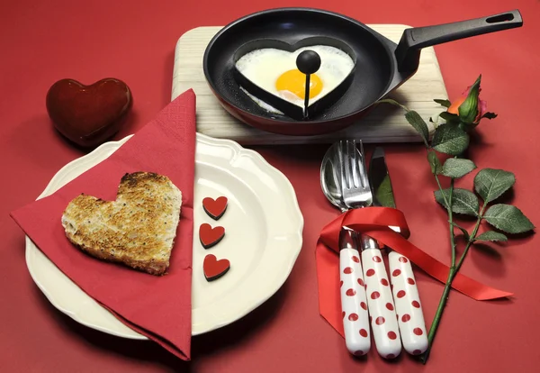 Rotes Thema Valentin-Frühstück mit herzförmigem Ei und Toast mit Liebesherzen — Stockfoto