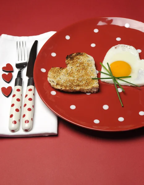 Vermelho tema Valentine café da manhã com forma de coração ovo e brinde com corações de amor — Fotografia de Stock